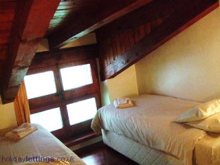 bedroom 2 beds