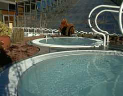 Les jacuzzis du Wellness Caldea, Andorre (photo: Estenle)